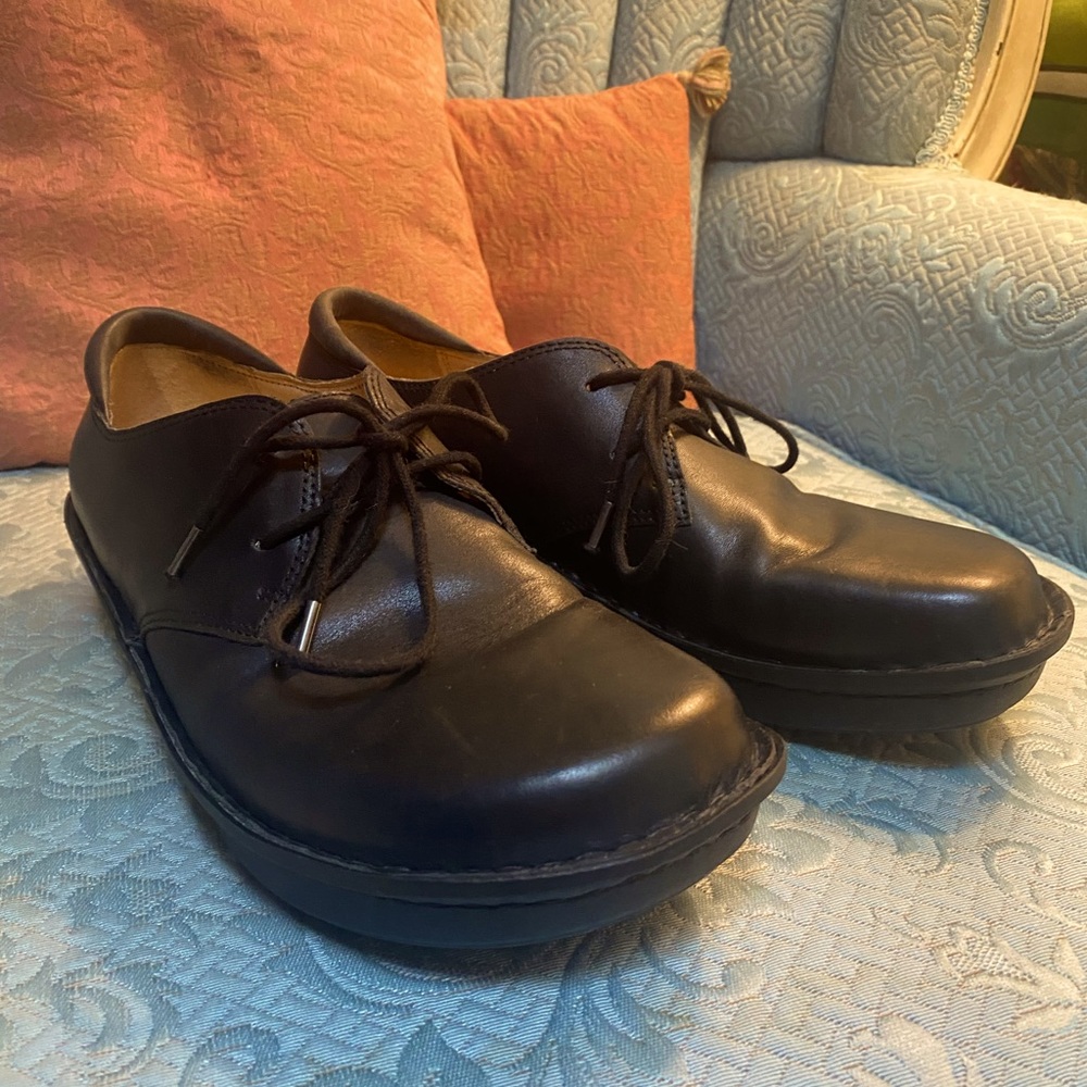 Leather walking shoes
